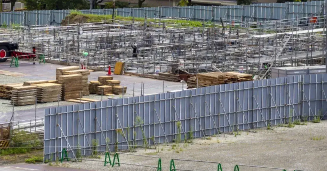 高い位置から見た造成中の建設現場と仮囲い