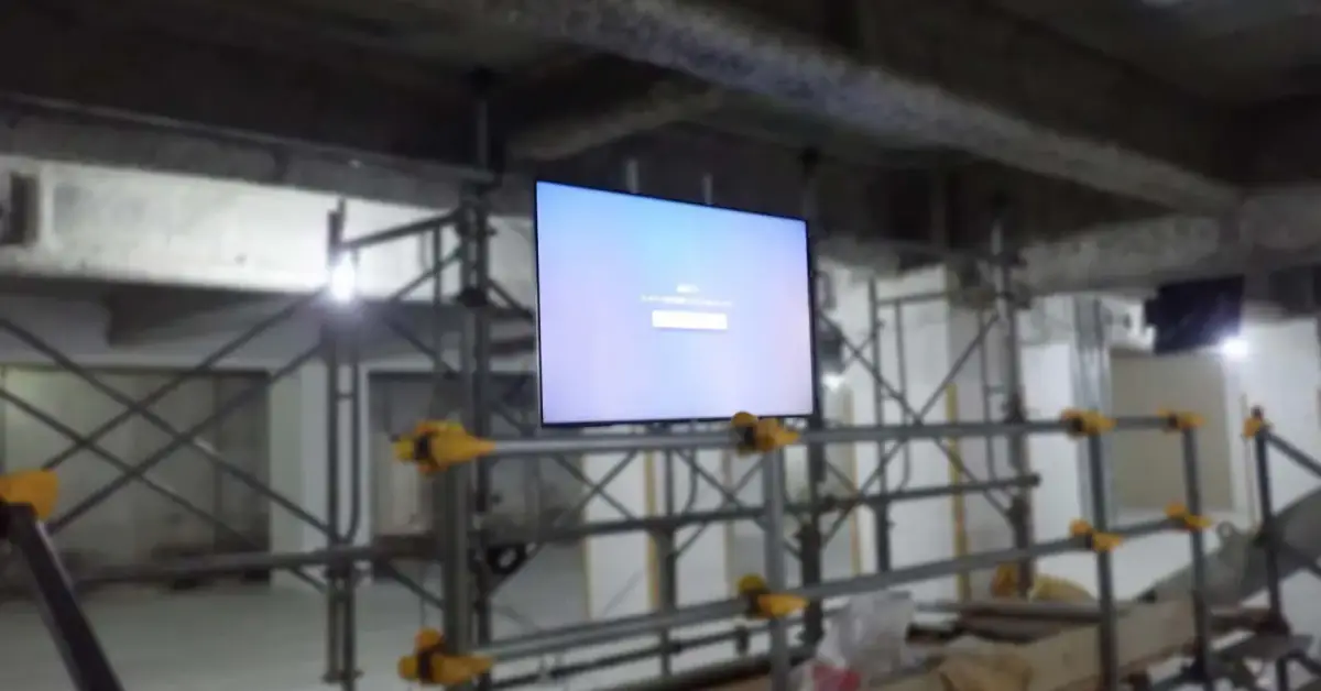 建物内部の足場に取り付けた液晶モニター