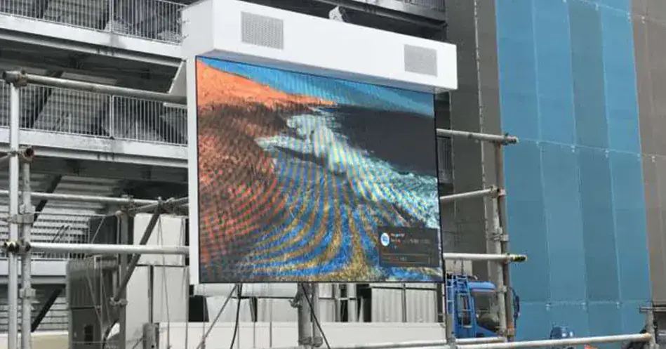 建設中の建物の足場に設置し、海岸の映像を映している大型LEDビジョン
