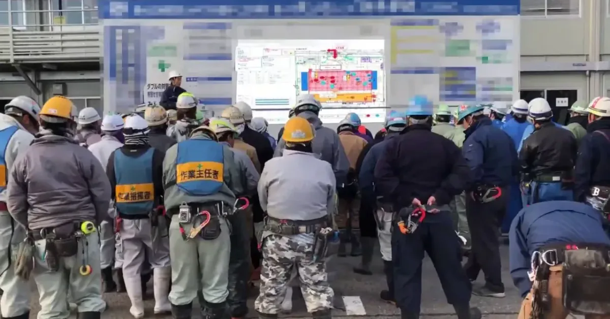 現場の配置図を大型ビジョンに映して行う朝礼