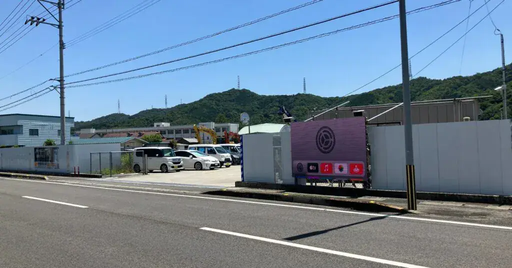 道路沿いの現場の仮囲いに設置したLEDビジョン