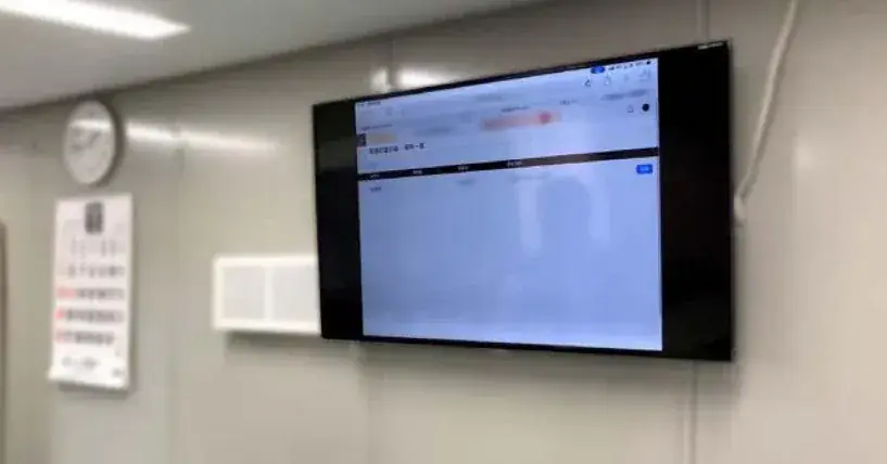 現場事務所の壁に取り付け、業務画面を映している大型モニター