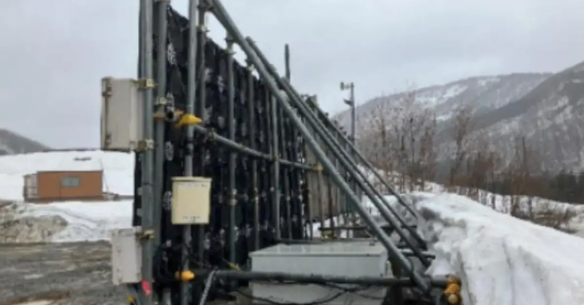 雪の残る現場で、単管の架台に固定したLEDビジョンの背面